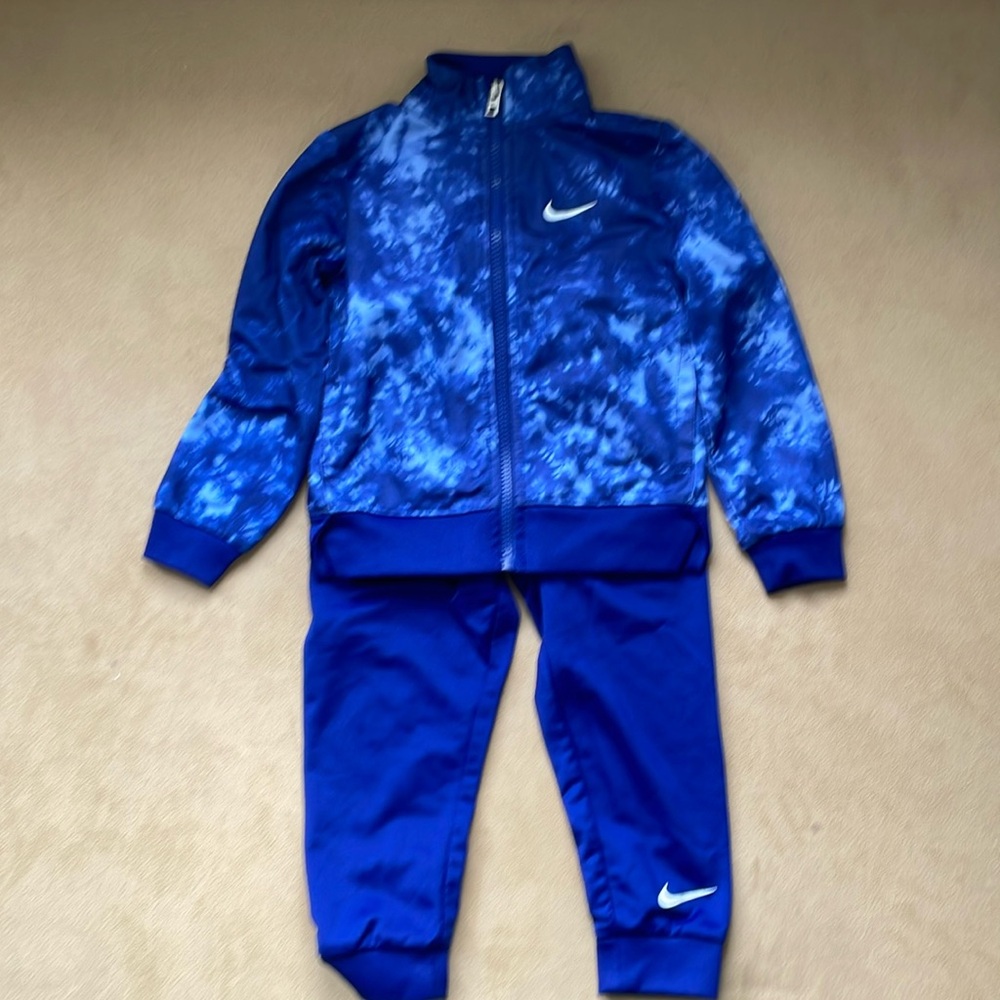 Nike kids fall suite
